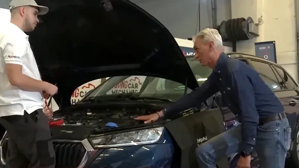 Meseria de mecanic auto este tot mai cerută pe piața muncii din România. Mulți tineri vor deja o CARIERĂ în acest domeniu