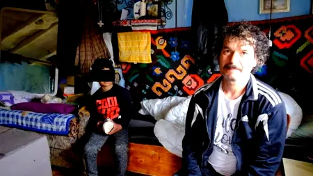 Rafael învață să scrie la lumânare, pentru că nu are curent electric. Tatăl lui este bolnav și a rămas văduv cu patru copii