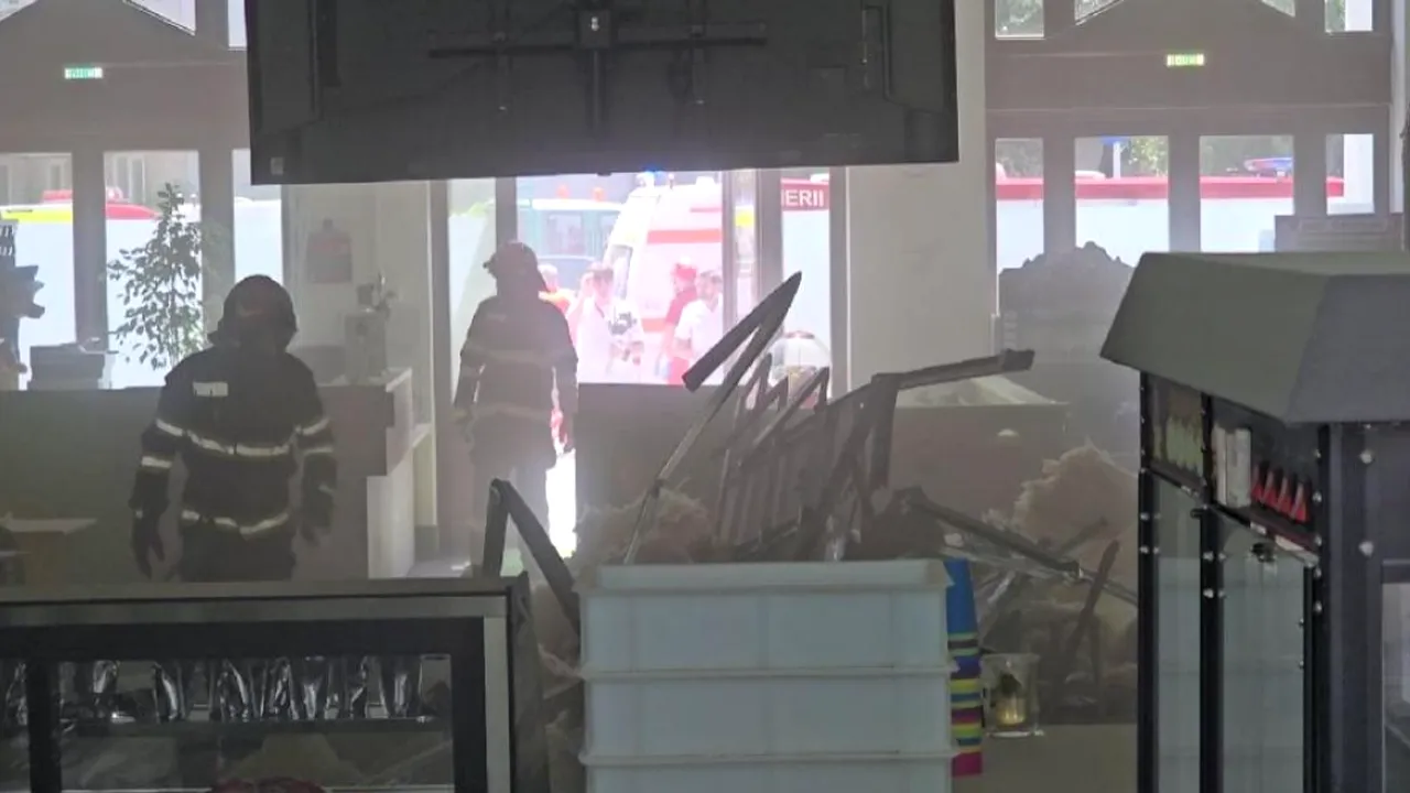 Incident grav în Botoșani. Tavanul unei clădiri s-a PRĂBUȘIT peste copiii veniți la o petrecere / Doi dintre micuți, duși la spital