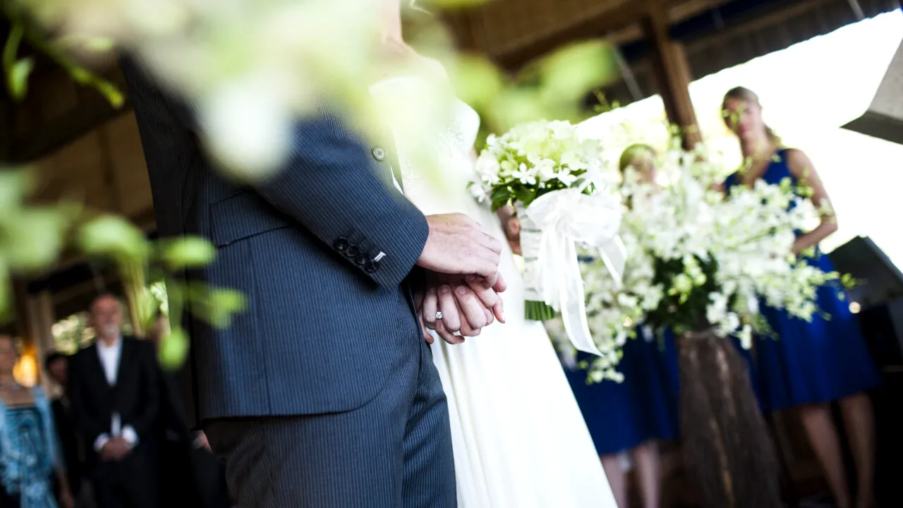 Cuplu din SUA, jefuit la propria nuntă. Cum au furat hoții darul de 55.000 de euro. „Plângeam pe ringul de dans”