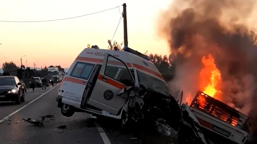 Accident înfiorător cu trei morți în județul Satu Mare. Un asistent medical a ars de viu într-o ambulanță