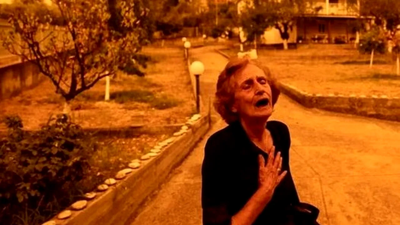 Imaginea unei bunici cu ochii în lacrimi în mijlocul incendiilor din Grecia, fotografie virală pe reţelele sociale
