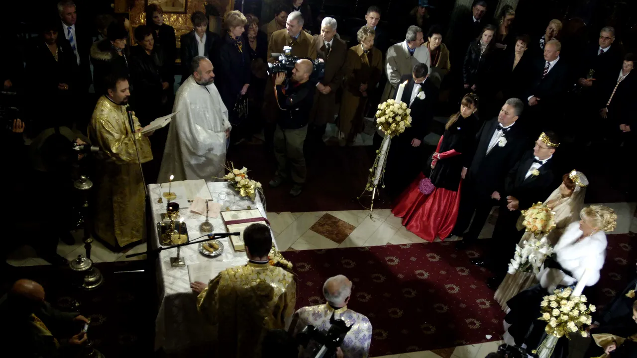 Cât dă nașul la BISERICĂ la nuntă și la botez: chitanțierul neoficial al preoților din București, din marile orașe și de la țară