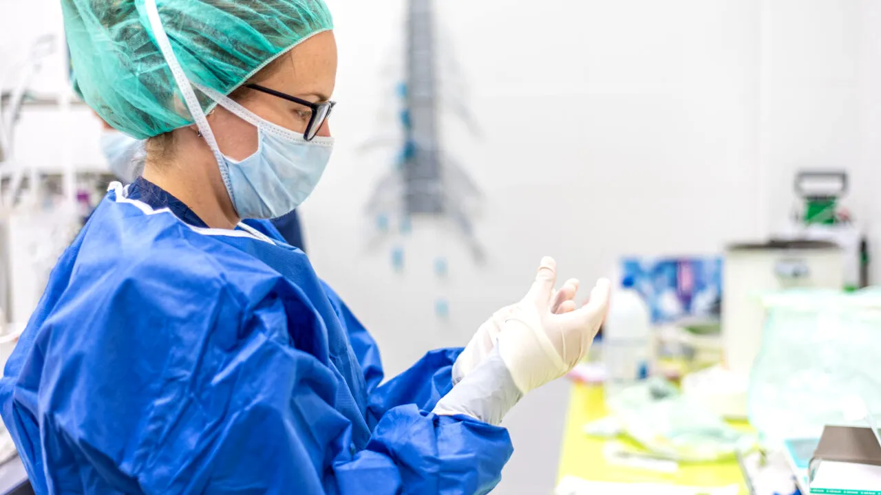 România se confruntă din nou cu o creștere a cazurilor de Covid. Primul mare oraș care intră în scenariul galben