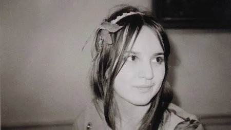 GENERAȚIA MOLDOVENILOR CARE NU VOR SĂ-I LASE ȚARA LUI PUTIN. Din Londra, studenta Paula Erizanu trimite către casă următoarea SCRISOARE