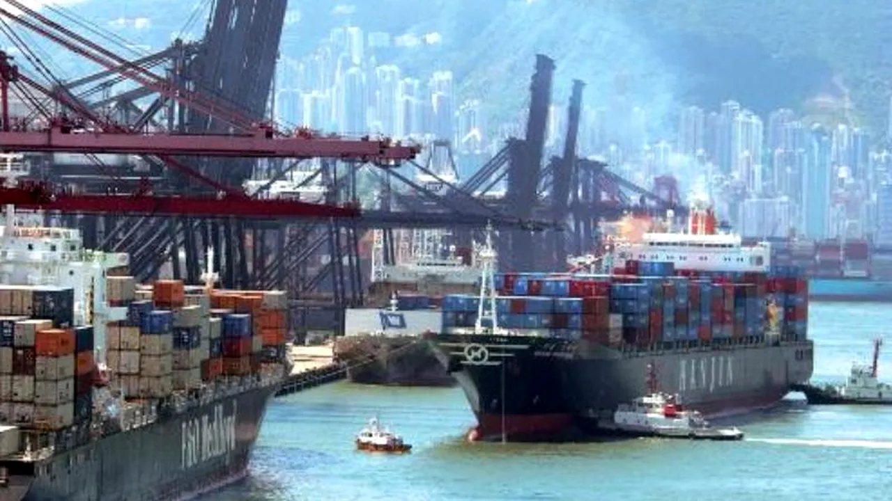 Imaginile zilei: Două nave s-au ciocnit la Hong Kong, una s-a scufundat UPDATE
