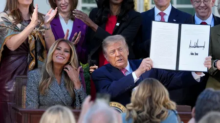 Ceea ce trebuia să fie un gest frumos s-a transformat într-un moment controversat. Trump nu s-a putut abține să glumească nici când a venit vorba de soția sa, Melania și a făcut o remarcă despre semnătura sa în văzul tuturor. Ce a răspuns Prima Doamnă