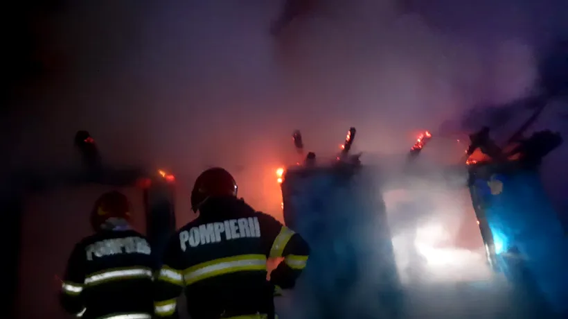 Incendiu la o casă din județul Bacău. Pompierii au găsit în interior două persoane carbonizate (FOTO)