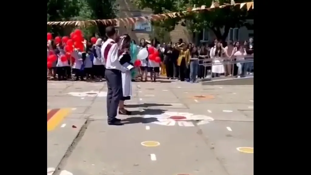 O elevă din Rusia strigat la microfon la o ceremonie școlară: „Libertate Ucrainei! Putin este diavolul!”