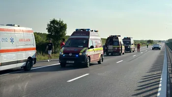 TRAGEDIE pe A2, după ce un autocar cu 22 de copii s-a răsturnat. O persoană a murit, iar un copil e în stare gravă