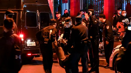 China: Proteste împotriva politicii „zero COVID”. Manifestanții spun că restricțiile au dus la moartea a cel puțin zece persoane în urma unui incendiu
