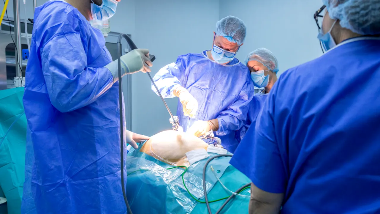 Medici dăruiți și roboți de ultimă generație salvează vieți la SANADOR: 