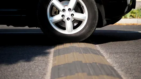 Amendă și suspendarea permisului pentru șoferii care ocolesc limitatoarele de viteză. Este o practică frecvent întâlnită în Iași