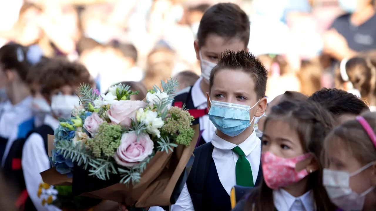 8 ȘTIRI DE LA ORA 8. Elevii din 13 localități cu incidența de peste 6 la mie fac cursuri exclusiv online. Ce spune medicul Adrian Marinescu despre finalul pandemiei