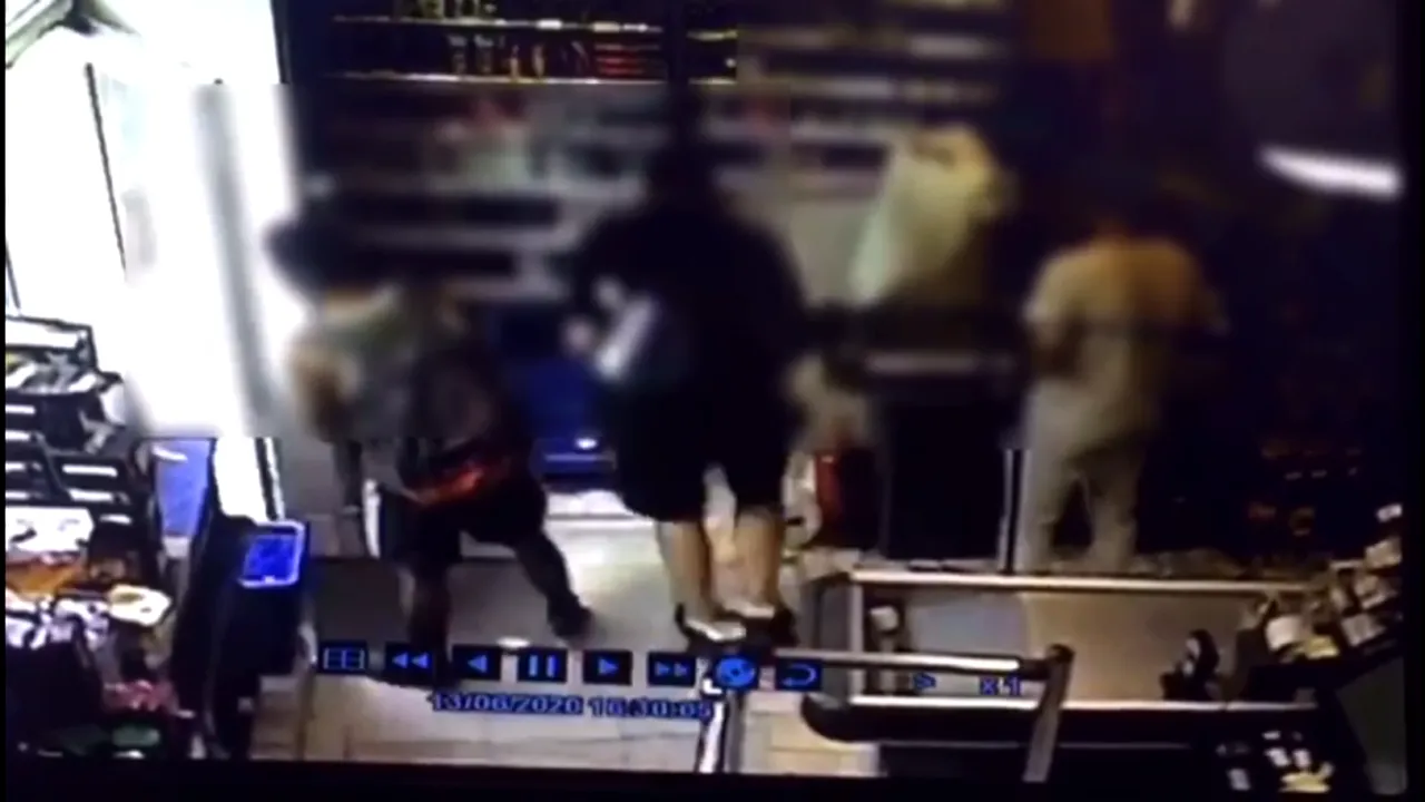 VIDEO. Tânăr de 16 ani, surprins în timp ce fura un telefon uitat într-un magazin alimentar din Arad