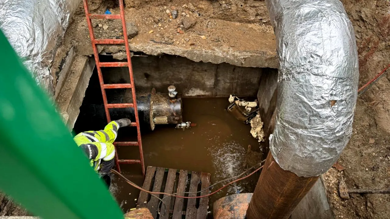 Aproape 350 de blocuri din Capitală rămân fără apă caldă! TERMOENERGETICA face intervenții de înlocuire și reparații conducte în patru sectoare