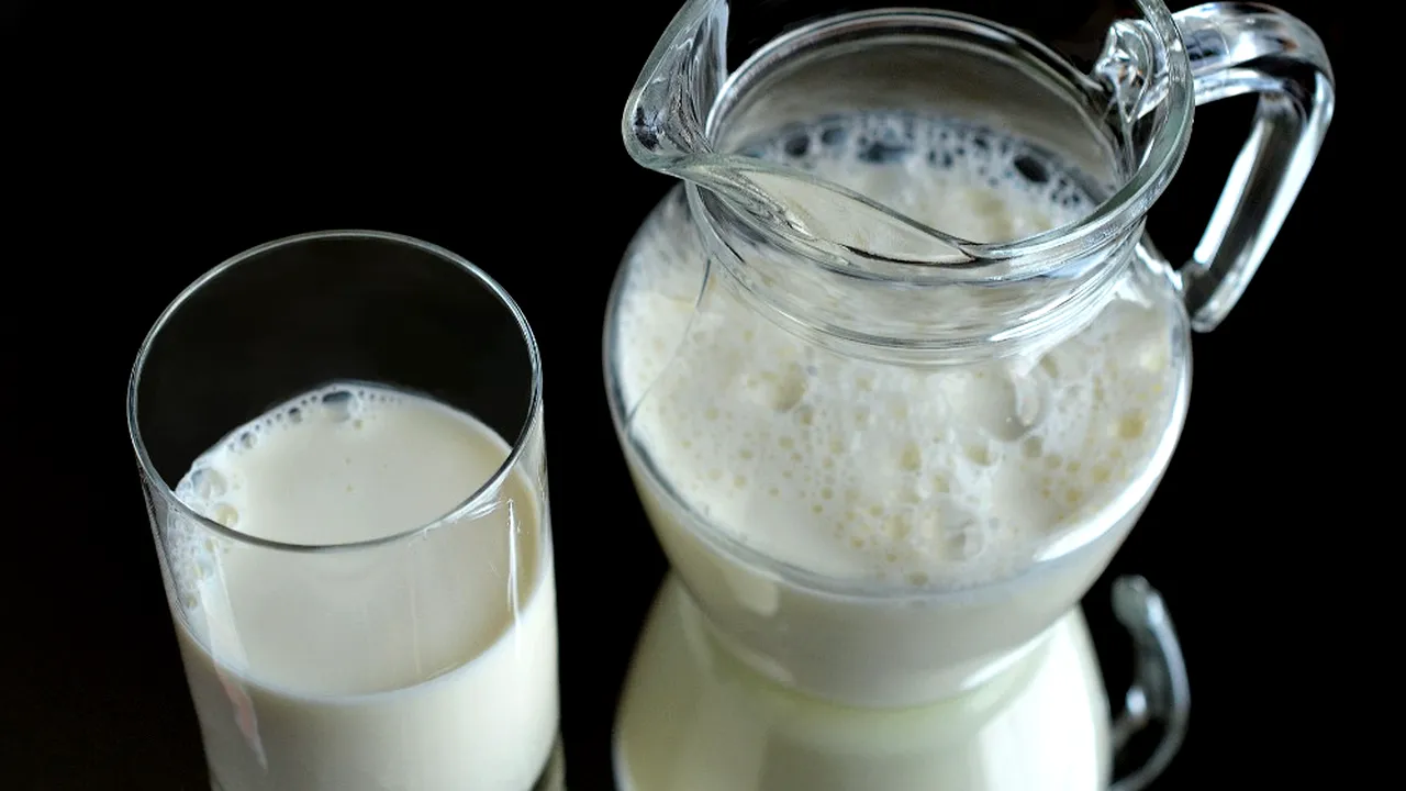 De ce nu ar trebui să depozitezi laptele pe primul raft al frigiderului