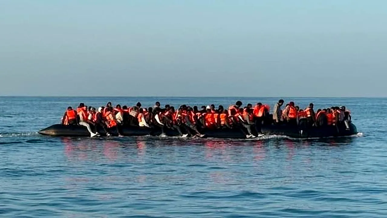 O barcă plină cu zeci de migranți ilegali a luat foc în timp ce traversa Canalul Mânecii