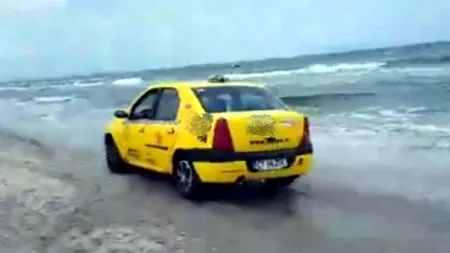Un taximetrist a intrat cu mașina pe o plajă din Mamaia. Cum a fost pedepsit pentru gestul său
