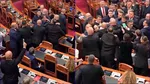 Pumni și îmbrânceli în Parlamentul Albaniei după ce opoziția a acuzat guvernul că a acționat violent împotriva protestatarilor. Se cere demisia premierului Edi Rama