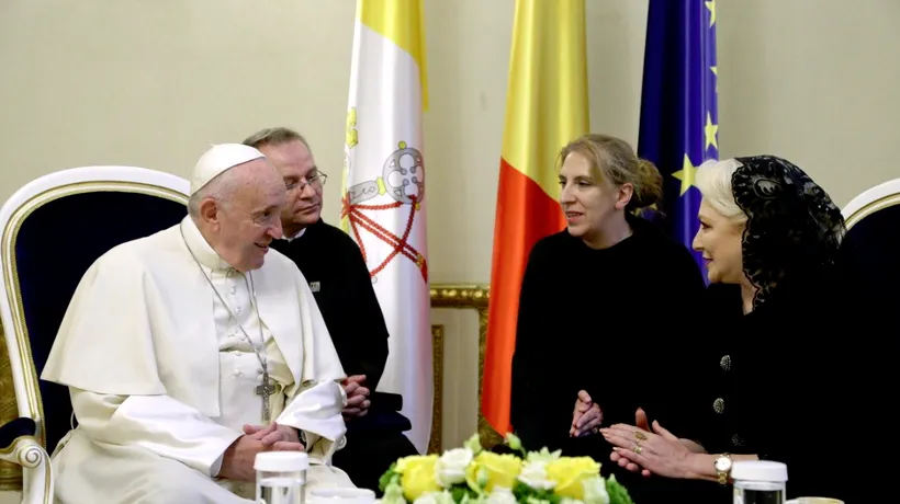 Cadoul lui Dăncilă pentru Papa Francisc: Un ceas și un album despre Biserica Romano-Catolică din România - FOTO / VIDEO 
