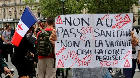 Mii de oameni protestează în Franța împotriva noilor reguli privind vaccinarea obligatorie a cadrelor medicale