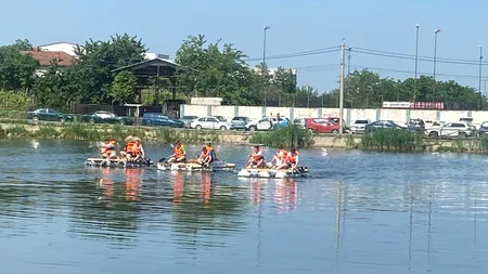 Cursă cu plute din PET-uri, organizată de liceeni din Craiova pe lacul de la Hanul Doctorului