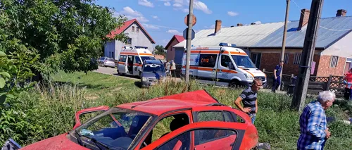 CUMPLIT. Doi morţi şi doi răniţi, după ce maşina în care se aflau a fost lovită de tren - FOTO