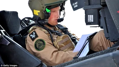 Prințul Harry, desemnat cel mai bun copilot mitralior de pe elicopterele Apache. Video