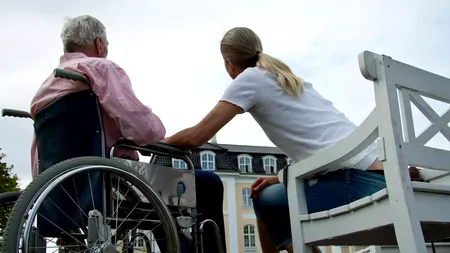 Ce a pățit un pensionar italian de 80 de ani, după ce s-a însurat cu badanta lui mult mai tânără. Rudele sunt ÎNGROZITE