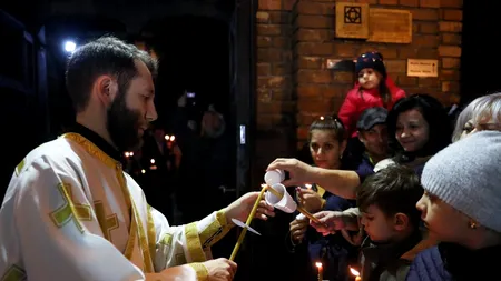 REACȚIE. Au apărut primele bancuri cu polițiști și jandarmi care împart lumină! Ce legătură s-a făcut între noaptea de Înviere și violențele din 10 august