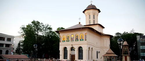 Zeci de persoane s-au adunat la <i class='ep-highlight'>biserica</i> din Focșani unde a fost ucis preotul Tudor Marin. Autorul crimei și-a recunoscut fapta