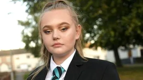 Adolescentă de 14 ani, pedepsită după ce și-a dat jos sacoul la școală. Profesorii au considerat-o „prea provocatoare pentru ora de curs / Mama fetei este furioasă: „O decizie absolut penibilă!