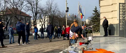 Horeca, protest inedit la Timișoara! Cârciumarii au „atacat” Prefectura cu tigăi, tacâmuri și bonete