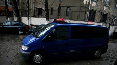 Un bărbat cu cagulă a intrat peste doi bătrâni și i-a lăsat într-o baltă de sânge. 