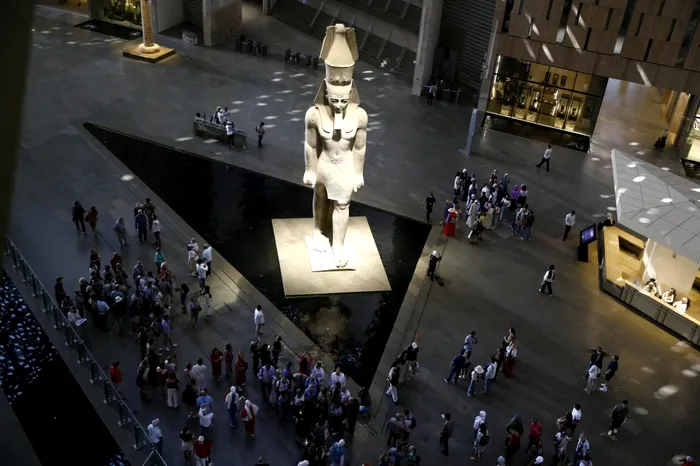 Faraonul Ramses al II-lea a construit cele mai multe monumente la scară largă, a încheiat primul tratat de pace cunoscut din istorie, a avut peste 200 de neveste și concubine și peste 100 de copii. A murit la 91 de ani 