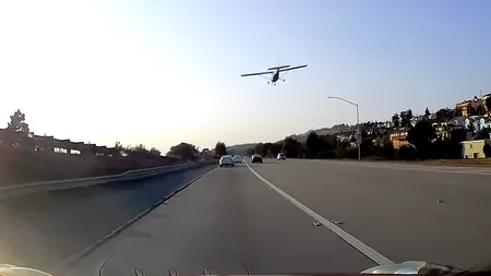 UN AVION a aterizat de urgență pe o AUTOSTRADĂ, în mijlocul mașinilor