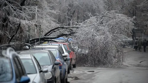 Drumul din Sinaia spre Cota 1400, închis după ce mai multe mașini au derapat din cauza gheții