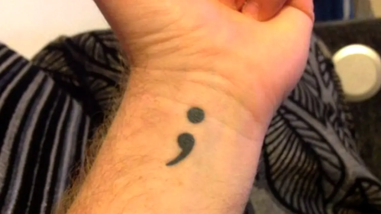 Ce înseamnă tatuajul „punct și virgulă”, pe care tot mai multe persoane îl solicită în saloanele de specialitate