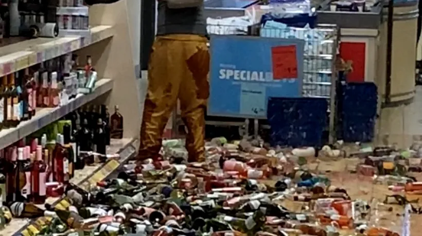 Imagini șocante! O femeie a distrus 500 de sticle de alcool dintr-un supermarket: Nu s-a oprit nici după ce se tăiase la mână! - VIDEO