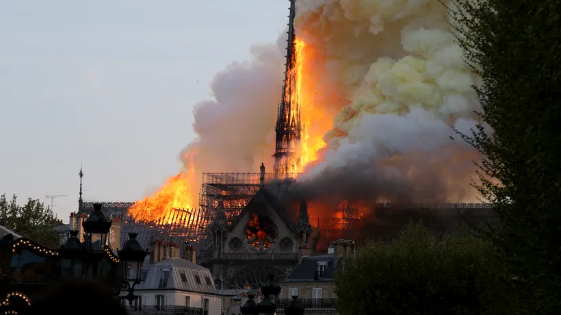 Catedrala Notre-Dame din Paris, în flăcări. Incendiu la cel mai popular monument istoric din Europa/ Emmanuel Macron s-a deplasat la fața locului - FOTO, VIDEO