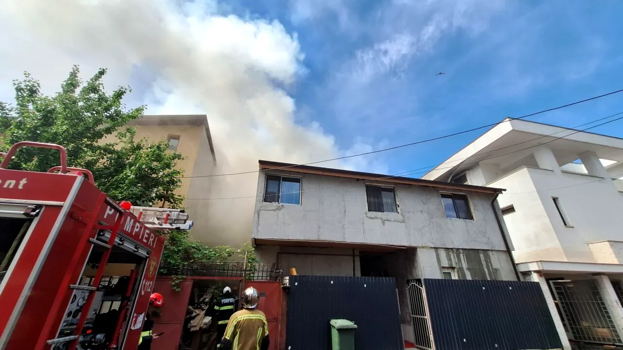 UPDATE: Incendiu în a treia zi de Paște, în Capitală: Arde o locuință, iar flăcările s-au extins la o altă casă / Un om a murit