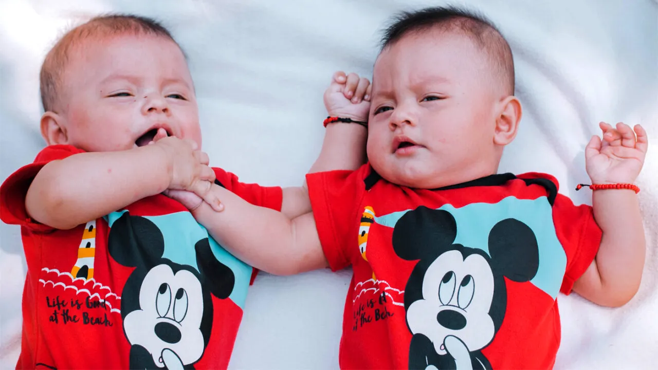 O tânără de 19 ani a născut gemeni, cu doi tați diferiți. Cum a fost posibil așa ceva