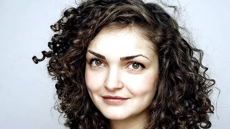 O tânără studentă la Arhitectură a creat paharul de vin pentru picnic, un business care-i aduce 20.000 de euro