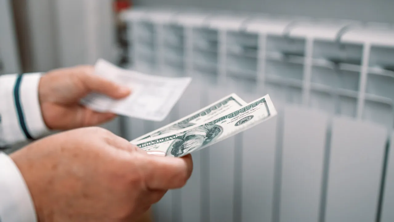 Este mai economic să lăsăm căldura pornită toată ziua sau să o oprim atunci când nu suntem acasă? Răspunsul unui expert în energie