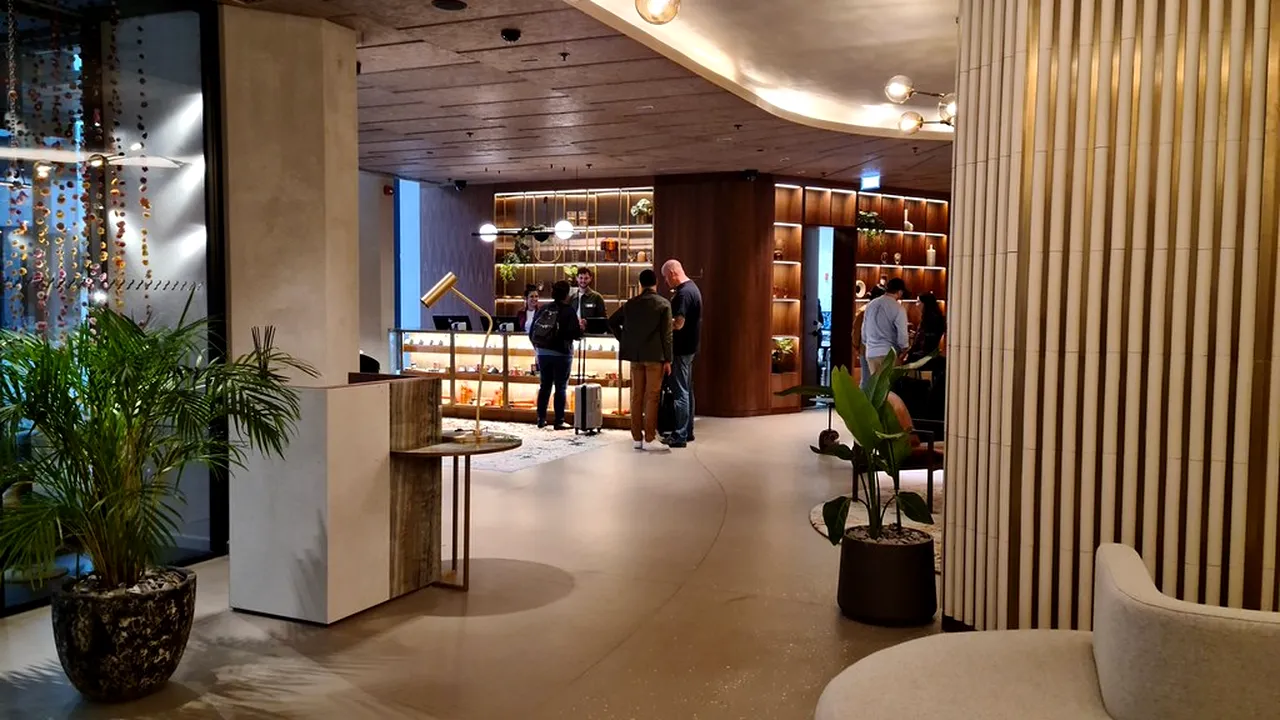 Un bărbat ar fi reușit să locuiască GRATUIT, timp de doi ani, într-un hotel de cinci stele. Cum a fost posibil?