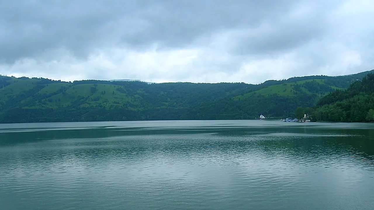 Ambarcațiune aflată în pericol pe Coasta de Azur, căutată de ISU Neamț pe lacul Izvorul Muntelui, la indicațiile Romatsa