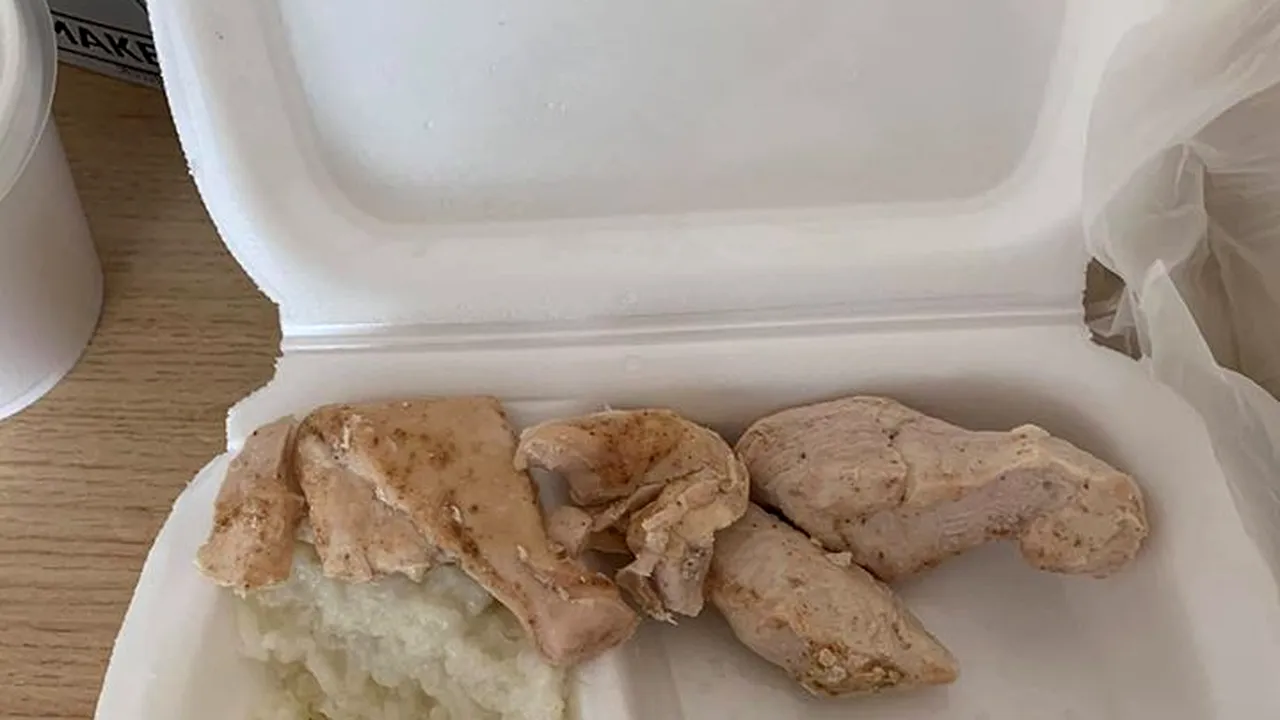 IMAGINI dintr-un centru de carantină. Oana, româncă întoarsă din străinătate: „Copilul plângea de foame. Am primit pilaf nefiert şi carne fiartă”