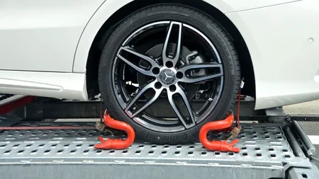 Iohannis a promulgat legea! Mașinile parcate pe trotuar sau pe spații verzi vor putea fi ridicate