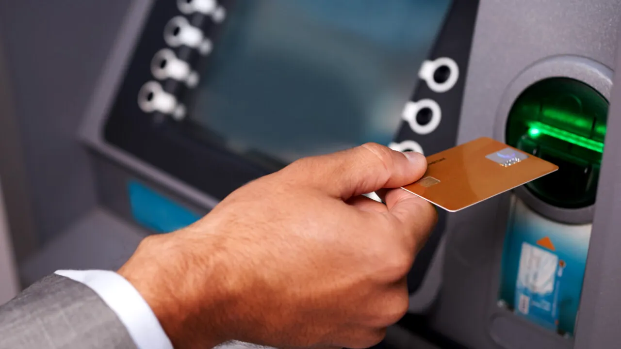 Greșeala pe care o facem când scoatem bani de la bancomat. Riscurile sunt uriașe
